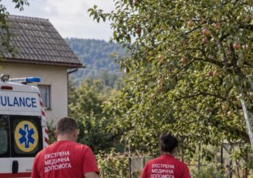 На Закарпатті двоє людей травмувалися впавши з яблунь