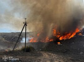 У Барвінку рятувальники гасять пожежу на сміттєзвалищі